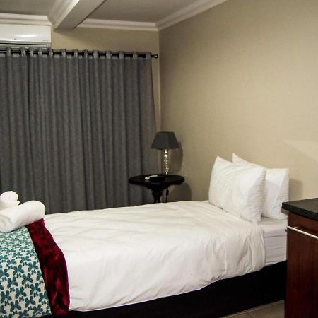Aps Guesthouse Windhoek Exterior photo