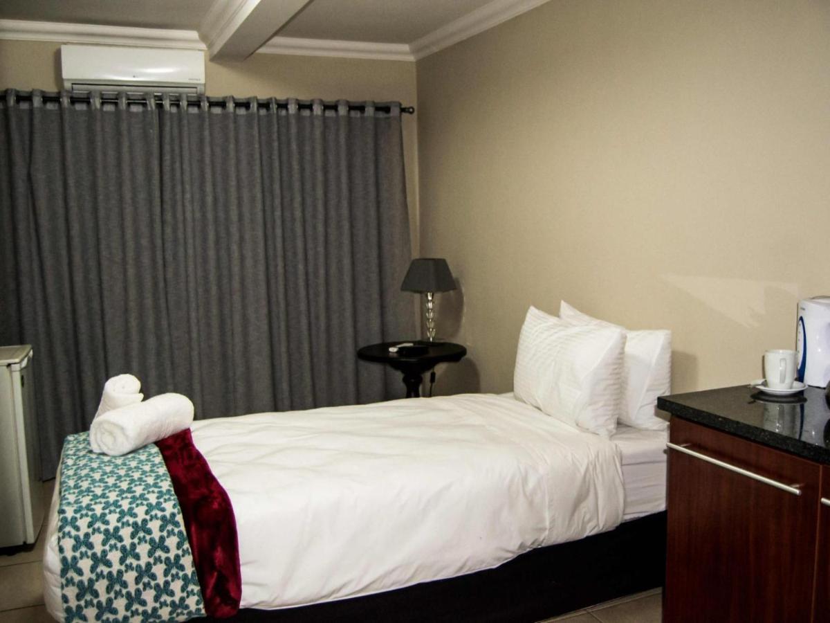 Aps Guesthouse Windhoek Exterior photo