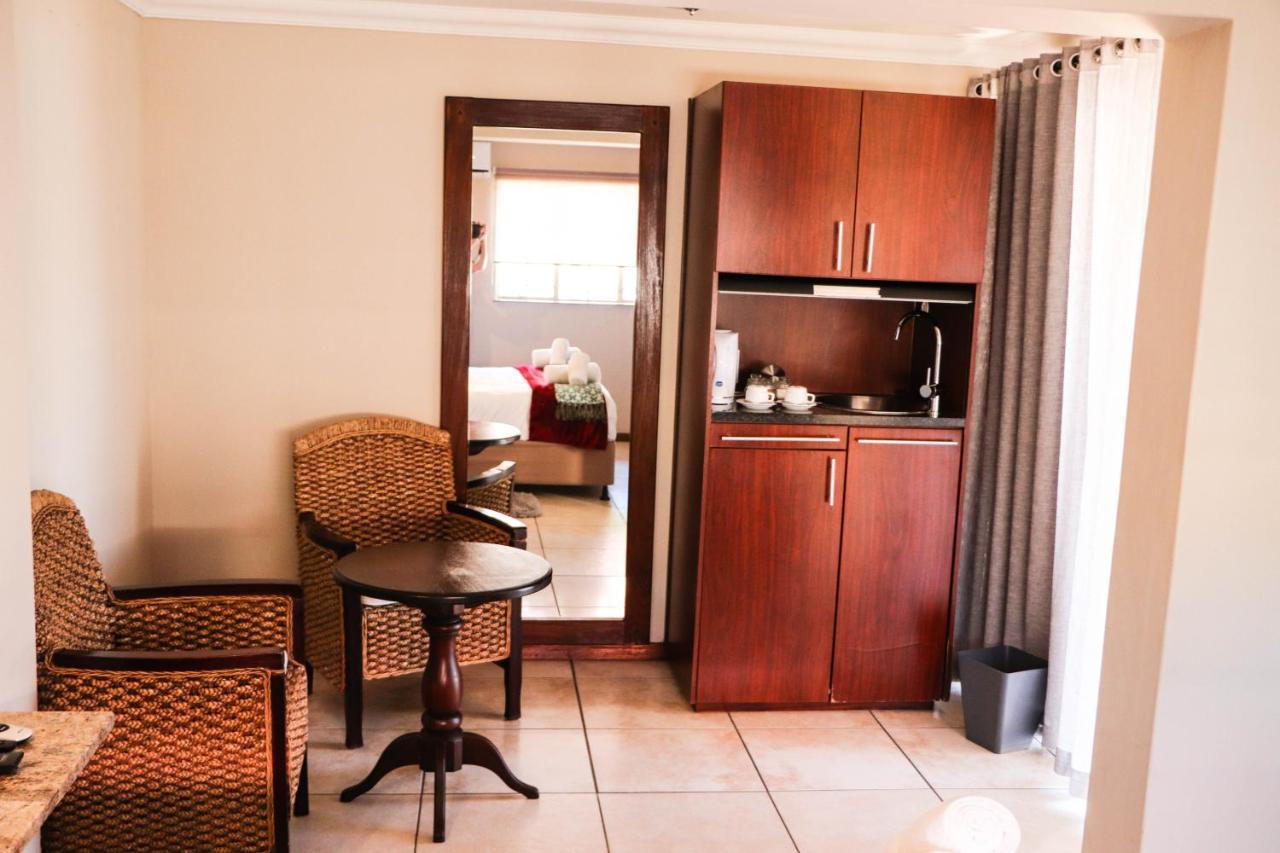Aps Guesthouse Windhoek Exterior photo